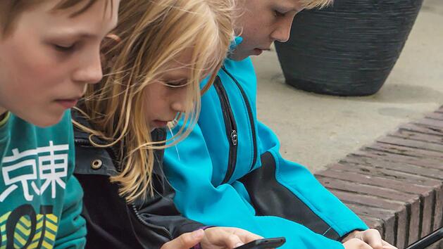 Tunnelblick auf das Handy: Eltern sollten Kindern Grenzen setzen, sagt Katrin Gnamm vom Diakonischen Werk.  Symbolbild: Jean Kobben/adobe.com/Archiv
