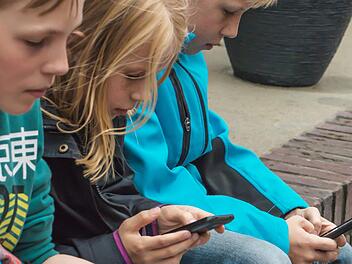 Tunnelblick auf das Handy: Eltern sollten Kindern Grenzen setzen, sagt Katrin Gnamm vom Diakonischen Werk.  Symbolbild: Jean Kobben/adobe.com/Archiv
