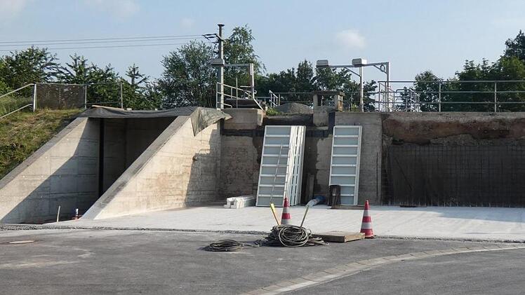 In der Gemeinschaftskläranlage Zeil/Sand wird auf dieser Fläche eine Maschinenhalle für die Schlammpresse und drei Containerstellplätze entstehen.