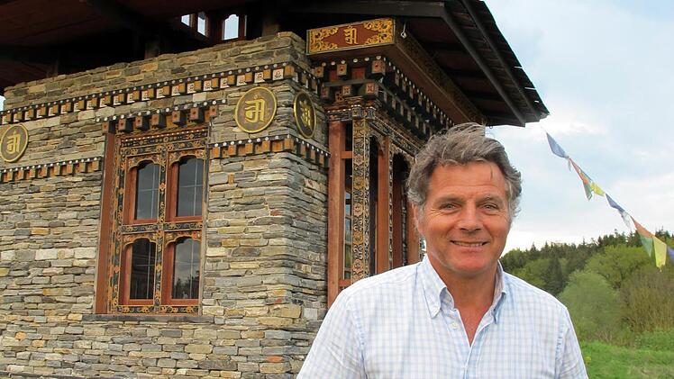 Robert von Süsskind führt Gäste gerne durch seinen Park und erklärt auch die elf Stationen des Glückspfades.  Foto: dpa