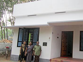 Pater Jeremias lässt mit den Spenden aus Adelsdorf in der Diözese Kottar Häuser wie dieses bauen.