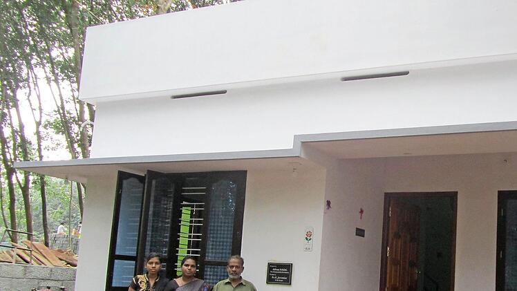 Pater Jeremias lässt mit den Spenden aus Adelsdorf in der Diözese Kottar Häuser wie dieses bauen.