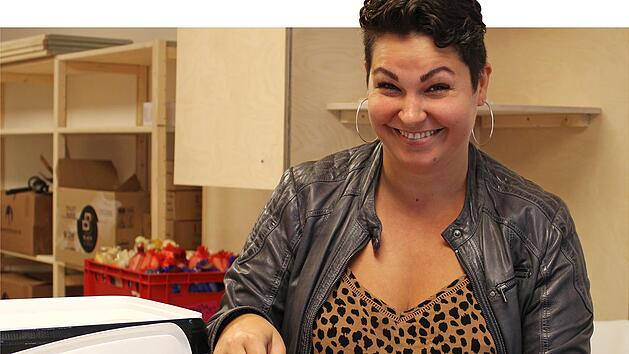 Inhaberin Anna Maurer-Weidemann ist in den nächsten Wochen mit dem Abfüllen der eintreffenden Ware beschäftigt.