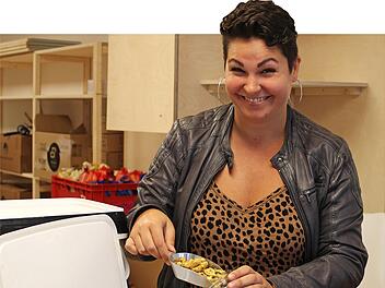 Inhaberin Anna Maurer-Weidemann ist in den nächsten Wochen mit dem Abfüllen der eintreffenden Ware beschäftigt.