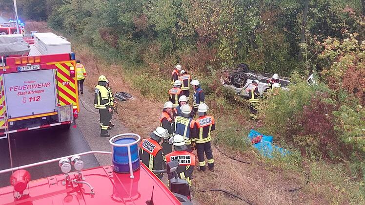 A7 bei Dettelbach: Auto überschlägt sich - Mann in Fahrzeug eingeschlossen