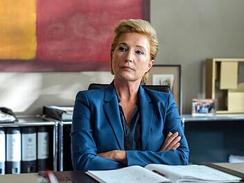 Revierleiterin K&uuml;ppers (Saskia Fischer) hat die
Lage und das Team vom "Gro&szlig;stadtrevier" auch in den neu anlaufenden Folgen fest im Blick. Nach vier noch fehlenden Episoden der 38. Staffel folgt direkt Jubil&auml;umsstaffel 39.