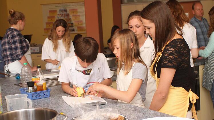 Alle packten mit an und bereiteten in der Schulküche eine Mahlzeit vor.