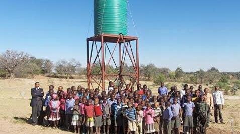 Glückliche San-Gemeinde: Ihr Dorf und ihre Schule haben sauberes Trinkwasser vor Ort.