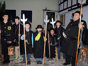 Auf dem Weg zum ersten Auftritt in dieser Saison präsentierten sich die Nachtwächter Karl-Heinz Engelhardt (rechts, mit Hund Amy) und Samuel Schmidt (links) gemeinsam mit einigen Nachwuchskräften, die am Kindernachtwächterseminar im Herbst teilgenommen hatten. Als Enkel von Zunftmeister Walter Kienel war der fünfjährige José Ramón (3. von rechts) von klein auf bei den Nachtwächtertreffen dabei. Foto: Bettina Knauth