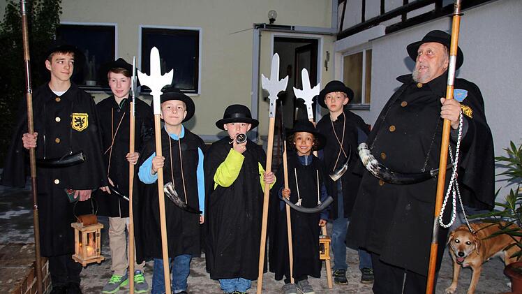 Auf dem Weg zum ersten Auftritt in dieser Saison präsentierten sich die Nachtwächter Karl-Heinz Engelhardt (rechts, mit Hund Amy) und Samuel Schmidt (links) gemeinsam mit einigen Nachwuchskräften, die am Kindernachtwächterseminar im Herbst teilgenommen hatten. Als Enkel von Zunftmeister Walter Kienel war der fünfjährige José Ramón (3. von rechts) von klein auf bei den Nachtwächtertreffen dabei. Foto: Bettina Knauth