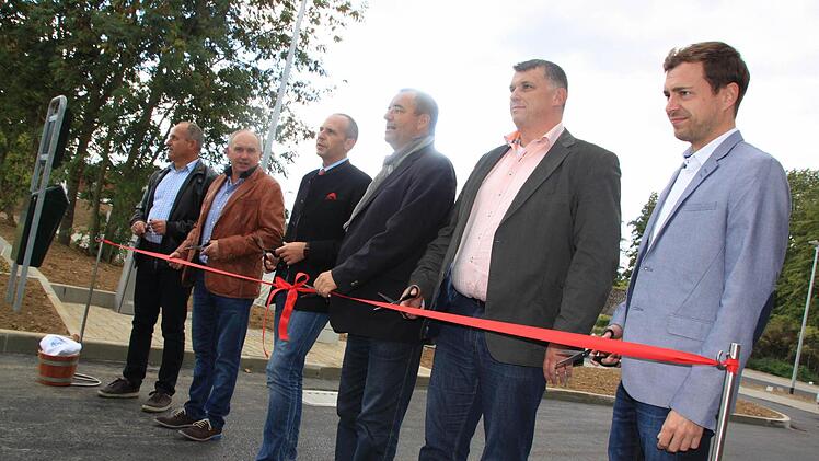 Am Dienstagnachmittag wurde der erweiterte Parkplatz an der Obermain-Therme eingeweiht. Foto: Matthias Einwag
