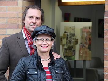 Wolfgang und Eva Feichtinger wollen künftig einmal im Monat das ehemalige Firmengelände der Baustoffhandlung "Dietz & Kirchner" in der Salinenstraße als "Kunstraum S17 " öffnen.  Fotos: Benedikt Borst