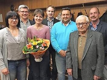 Michael Tröglen wurde zum neuen Vorsitzenden des Gartenbauvereins Windischenhaig und Umgebung gewählt, Heike Engel fungiert künftig als Beisitzerin. Unser Bild zeigt (von links) Zweite Vorsitzende Petra Günther, Kassier Arnd Sesselmann, Beisitzerin Heike Engel, Stadtrat Torsten Grampp, Michael Tröglen, Ehrenvorsitzenden Franz Zimmer und Klaus-Peter Kugler vom Kreisverband.  Foto: privat