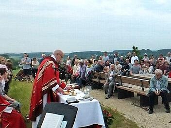 Zahlreiche Katholiken versammelten sich auf dem höchsten Punkt der Herzo Base zum Gottesdienst.  Fotos: Manfred Welker
