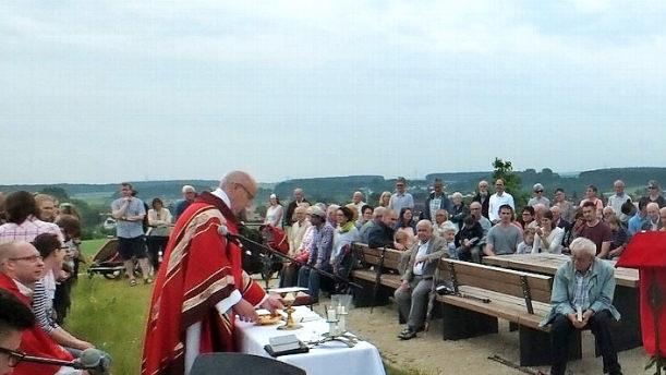 Zahlreiche Katholiken versammelten sich auf dem höchsten Punkt der Herzo Base zum Gottesdienst.  Fotos: Manfred Welker