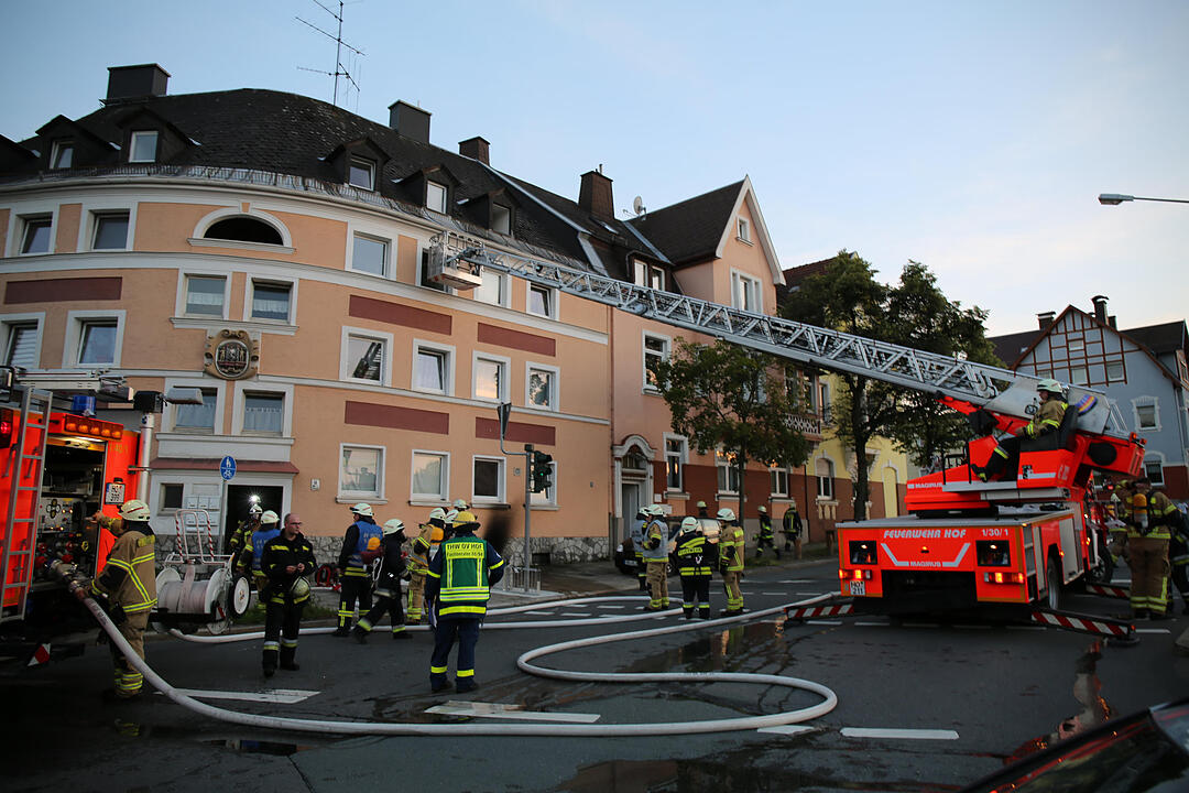 Kellerbrand breitet sich in einem Hofer Mehrfamilienhaus aus