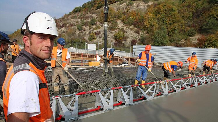 Jede Woche werden 25 Meter Autobahn-Brücke betoniert und übers Tal neben dem Klöffelsberg geschoben. Foto: Ralf Ruppert