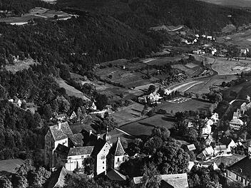 Postkarte Egloffsteins von 1965. Damals hatte der Ort noch keine Schule. Nur das Hotel Häfner (Bildmitte, das alleinstehende Haus) mit angrenzendem Minigolfplatz stand jenseits des Flusses, aber noch kein Baugebiet im Hang direkt darüber wie das neue Bild zeigt.Repro: Reinhard Löwisch