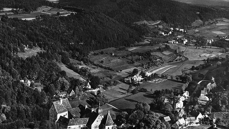 Postkarte Egloffsteins von 1965. Damals hatte der Ort noch keine Schule. Nur das Hotel Häfner (Bildmitte, das alleinstehende Haus) mit angrenzendem Minigolfplatz stand jenseits des Flusses, aber noch kein Baugebiet im Hang direkt darüber wie das neue Bild zeigt.Repro: Reinhard Löwisch