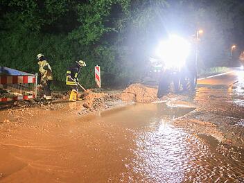Eine Schlammlawine ergoss sich über die Straße nach Bischberg. Foto: News5/Merzbach