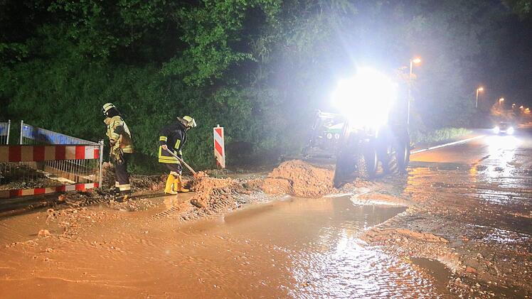 Eine Schlammlawine ergoss sich über die Straße nach Bischberg. Foto: News5/Merzbach