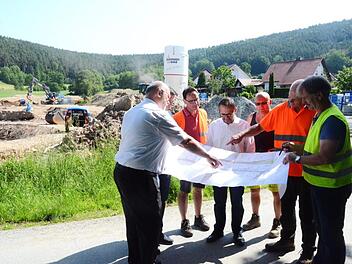 Besprechung am Baugebiet "Mühläcker III" in Weißenbrunn. Bürgermeister Egon Herrmann (links), Diplom-Ingenieur Edwin Schuberth (rechts) vom Ingenieurbüro IVS Kronach, die beiden Geschäftsleiter Markus Wagner (Zweiter von links), Marc Peter Biedermann (Vierter von links) mit Bauleitung und Polier der Firma Karl Krumpholz-Rohrbau, Kronach  K.- H. Hofmann