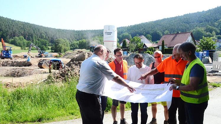 Besprechung am Baugebiet "Mühläcker III" in Weißenbrunn. Bürgermeister Egon Herrmann (links), Diplom-Ingenieur Edwin Schuberth (rechts) vom Ingenieurbüro IVS Kronach, die beiden Geschäftsleiter Markus Wagner (Zweiter von links), Marc Peter Biedermann (Vierter von links) mit Bauleitung und Polier der Firma Karl Krumpholz-Rohrbau, Kronach  K.- H. Hofmann