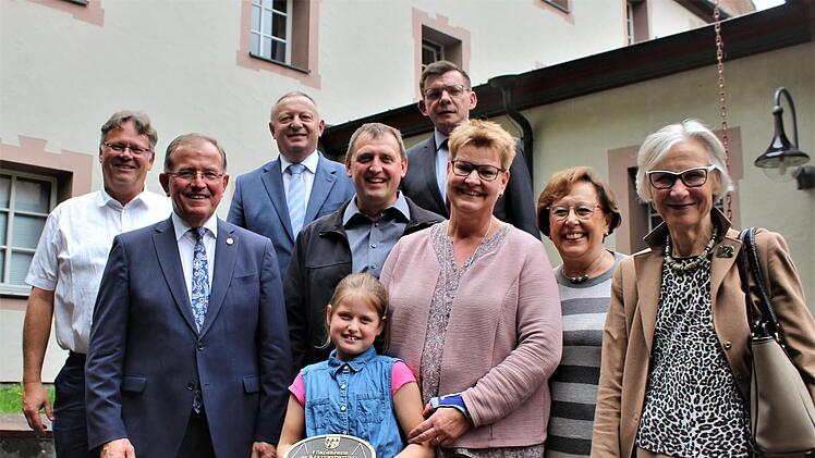 Freuen sich über den Förderpreis: (von links) Energieberater Andreas Halboth, Bezirkstagspräsident Erwin Dotzel, Landrat Thomas Bold, Edgar, Frieda und Claudia Sitzmann, Bürgermeister Armin Warmuth, Bezirksrätin Karin Renner, Stellvertretende Bezirkstagspräsidenting Adelheid Zimmermann.Werner Vogel