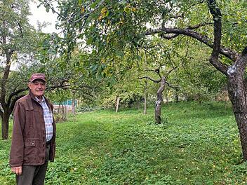 Wilhelm Ebitsch war über 20 Jahre lang ehrenamtlich als Naturschutzwächter im Raum Ebensfeld aktiv - die Obstbäume in seinem Garten zeugen von seiner Leidenschaft und Erfahrung. Fotos: Marion Nikol