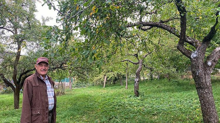 Wilhelm Ebitsch war über 20 Jahre lang ehrenamtlich als Naturschutzwächter im Raum Ebensfeld aktiv - die Obstbäume in seinem Garten zeugen von seiner Leidenschaft und Erfahrung. Fotos: Marion Nikol