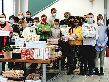 Die Schüler der Mittelschule Eltmann mit ihren Weihnachtspaketen, die sie verschickt haben; rechts Lehrerin Regina Huber.  Foto: Günther Geiling