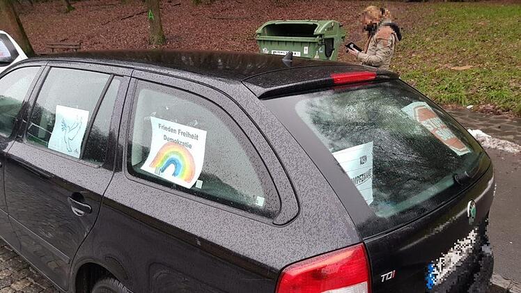 Verschiedene Plakate an einem Auto eines Teilnehmers. Foto: Susanne Will