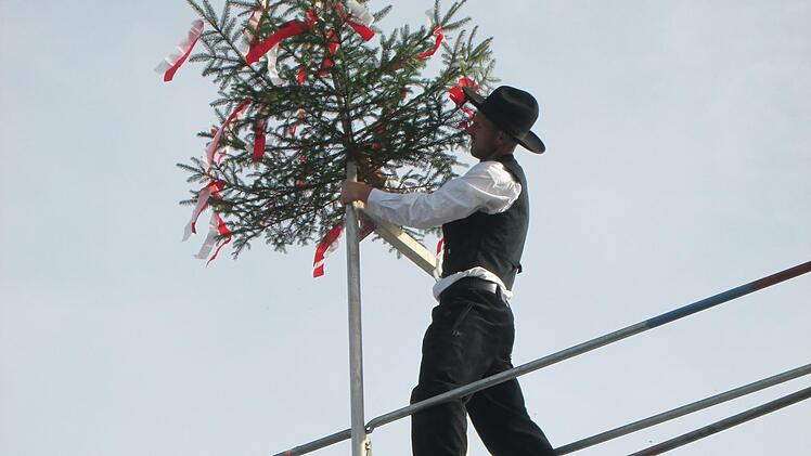 Zimmerermeister Thomas Weissenberger richtete den traditionellen Bänderbaum auf. trotz Preissteigerungen und Liederproblemen ist die "Außenhaut" des Gebäudes noch vor dem Winter fertiggestellt worden.