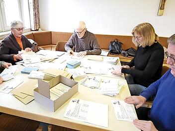 Ehrenamtliche Helfer und Helferinnen &uuml;bernahmen im Pfarrheim das Kuvertieren der Briefwahlunterlagen f&uuml;r die Pfarrgemeinde M&uuml;nnerstadt.
