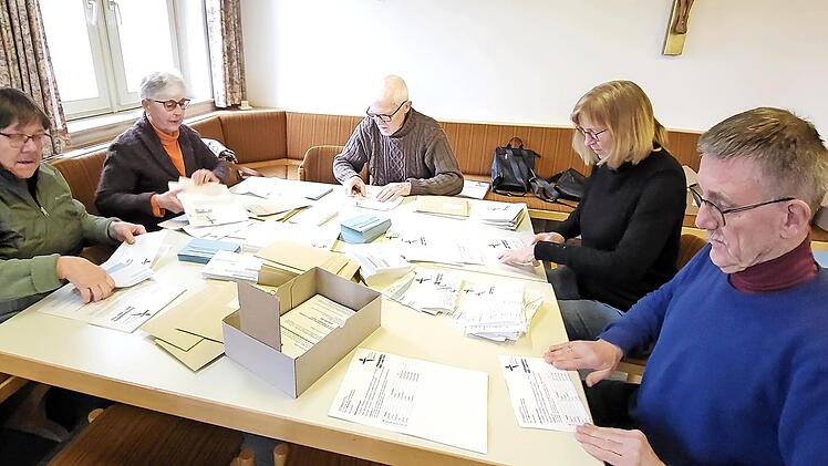 Ehrenamtliche Helfer und Helferinnen &uuml;bernahmen im Pfarrheim das Kuvertieren der Briefwahlunterlagen f&uuml;r die Pfarrgemeinde M&uuml;nnerstadt.