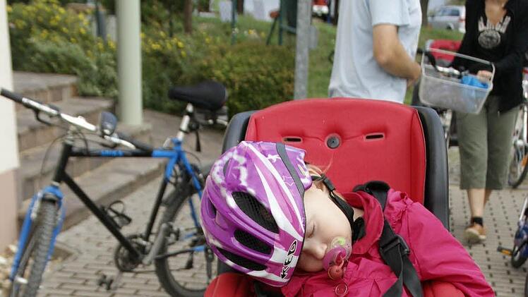 Johanna total erschöpft - dabei hat Papa in die Pedale getreten.