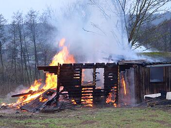 Heißer Abbruch: In Oberthulba wurde dieser Schuppen ein Raub der Flammen.Foto: Peter Rauch