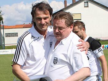Es war ein emotionaler Abschied für Erwin Albert (links) nach sechs Jahren als Trainer des FC Sand. Präsident Egbert Mahr (mit Mikrofon) fand viele lobende Worte für Albert. Im Hintergrund rechts fast verdeckt Kapitän Daniel Rinbergas.