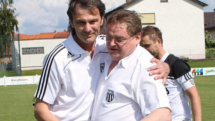 Es war ein emotionaler Abschied für Erwin Albert (links) nach sechs Jahren als Trainer des FC Sand. Präsident Egbert Mahr (mit Mikrofon) fand viele lobende Worte für Albert. Im Hintergrund rechts fast verdeckt Kapitän Daniel Rinbergas.