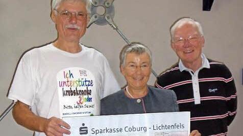12 000 Euro trommelte Werner Tetsch zusammen, um der Stiftung von Christel und Hans-Ludwig Zachert (rechts) zu helfen.