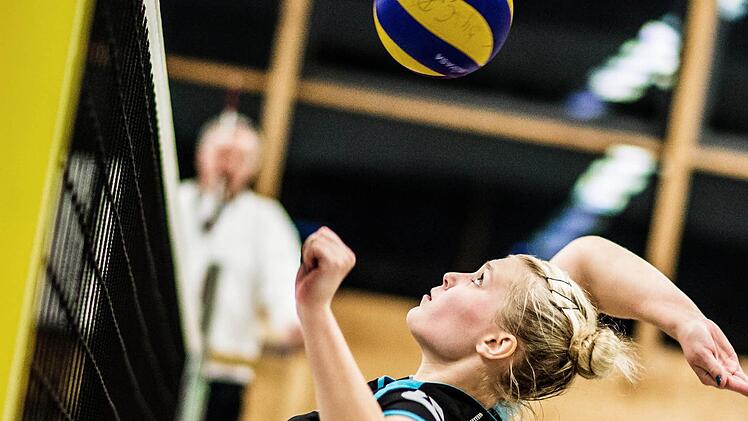 Diagonalangreiferin Johanna Meisel konzentriert sich voll auf den Ball. Fotos: Alexander M uck