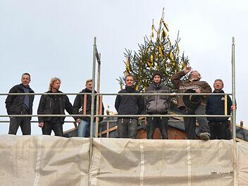 Zimmerermeister Hans Stübinger (zweiter von rechts) leert nach getanem Aufrichtspruch für die künftige "Kultur.Werk.Stadt" das Glas, um es dann am Boden zu zerschmettern. Fotos: Rainer Lutz