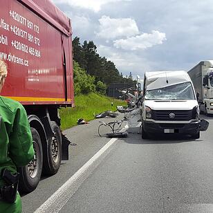 Transporter kollidiert mit Lkw auf der A9 - Kradfahrer stürzt