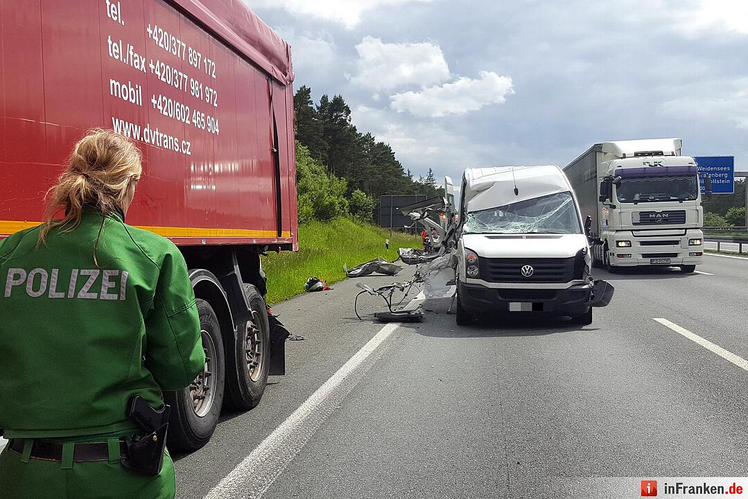 Transporter kollidiert mit Lkw auf der A9 - Kradfahrer stürzt