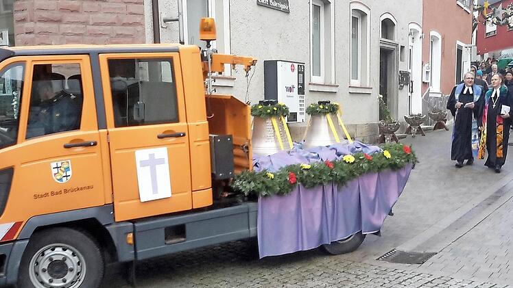 Auf historischen Pfaden bewegte sich der Glockenzug durch die Gassen der Stadt. Foto: Rolf Pralle