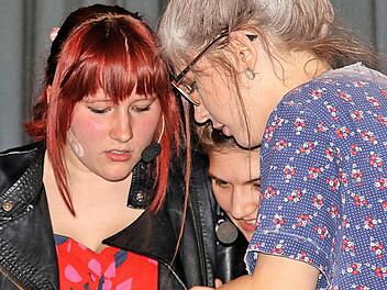 Die Oma (rechts) schickte ihre beiden Enkelinnen mit einer Zeitmaschine ein halbes Jahrtausend zurück in die Zeit von Martin Luther.  Fotos: Dieter Britz