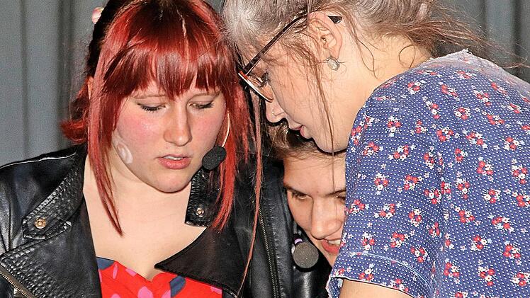 Die Oma (rechts) schickte ihre beiden Enkelinnen mit einer Zeitmaschine ein halbes Jahrtausend zurück in die Zeit von Martin Luther.  Fotos: Dieter Britz