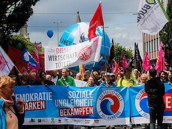 Teilnehmer der Demonstration "G20-Protestwelle" ziehen am 02.07.2017 in Hamburg mit einem Transparent mit der Aufschrift "Soziale Ungleichheit bekämpfen" durch die Innenstadt. Foto: Markus Scholz/dpa