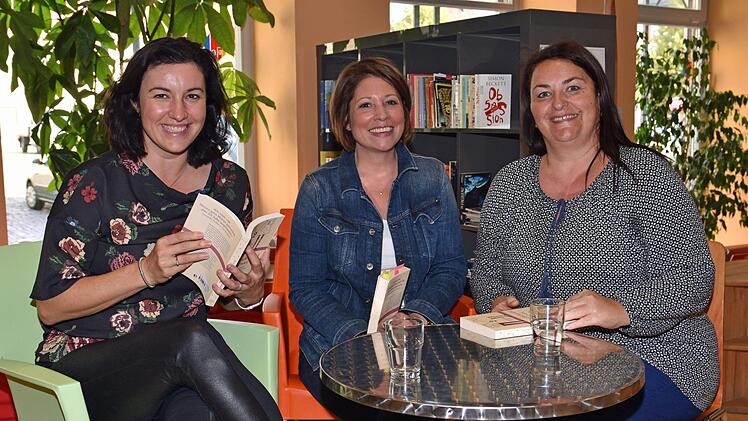 Dorothee Bär, Bundestagsabgeordnete und Parlamentarische Staatssekretärin (links), und die Vorsitzende der Frauen Union Haßberge, Helga Schumacher (rechts), dankten Franziska Ferber, Autorin des Buches "Unsere Glückszahl ist die Zwei" und Kinderwunsch Coach (Mitte), für ihren Besuch im Mehrgenerationenhaus in Haßfurt.