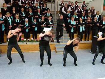 Außergewöhnlich, die Konstellation aus Gesang und Tanz Foto: Lothar Weidner